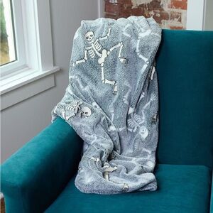 🎃💀NWT Skeleton Glow in the Dark Throw Blanket